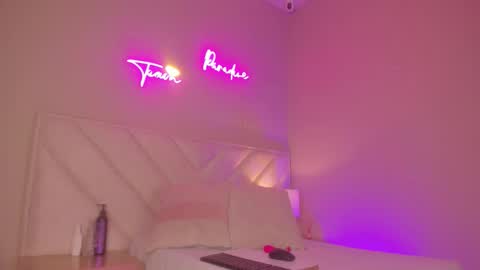 _wendy_x online show from October 21, 2025, 11:33 am