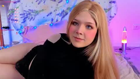 LITTLE FOX online show from November 21, 2025, 4:27 pm