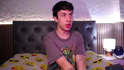 Snapshot of aaron_blink1 chatting on December 3, 2024, 1:32 pm Aaron online show from December 3, 2024, 1:32 pm