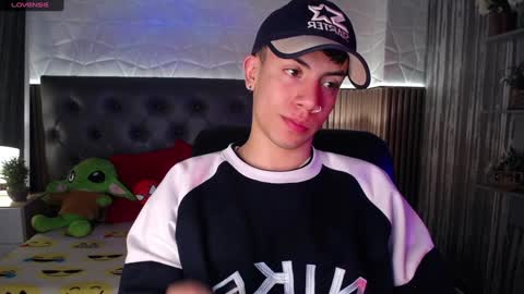 Snapshot of aaron_blink1 chatting on December 20, 2024, 1:54 pm Aaron online show from December 20, 2024, 1:54 pm