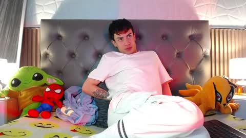 Snapshot of aaron_blink1 chatting on January 21, 2025, 2:15 pm Aaron online show from January 21, 2025, 2:15 pm