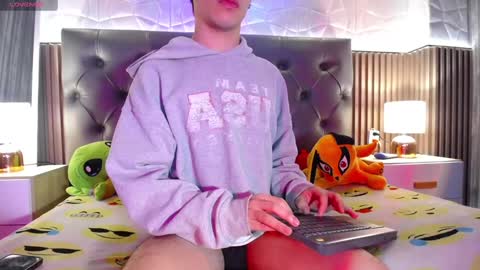 Snapshot of aaron_blink1 chatting on February 5, 2025, 2:05 pm Aaron online show from February 5, 2025, 2:05 pm