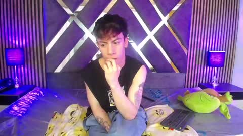 Snapshot of aaron_blink1 chatting on March 4, 2025, 6:50 pm Aaron online show from March 4, 2025, 6:50 pm