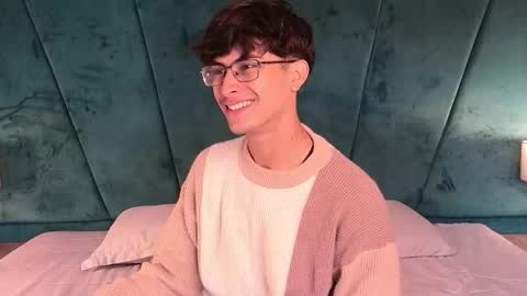 Aaron Ezequiel online show from April 14, 2026, 12:33 pm