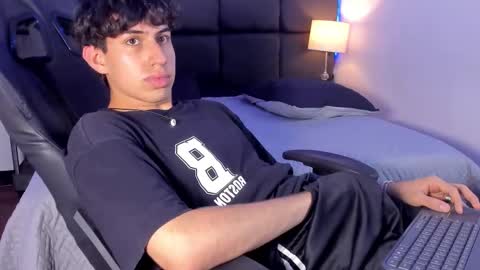 Snapshot of aaron_spencer13 chatting on October 7, 2025, 6:27 pm Aron online show from October 7, 2025, 6:27 pm