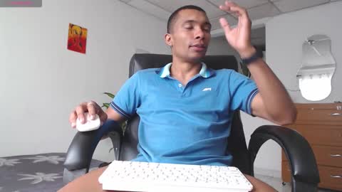 Heyy my name is Aaron online show from November 30, 2025, 2:43 pm