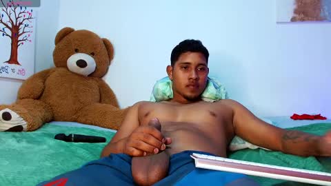 ADAMS Y NIKI online show from February 20, 2025, 8:17 am