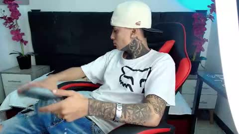 Snapshot of adamswalkerr_ chatting on February 17, 2026, 12:23 pm AdamsWalkerr online show from February 17, 2026, 12:23 pm