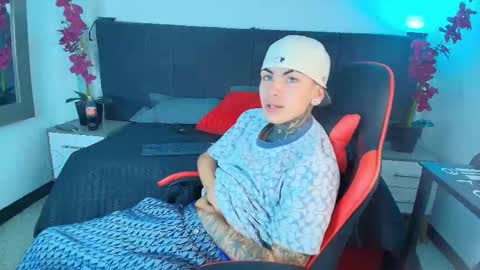 Snapshot of adamswalkerr_ chatting on February 19, 2026, 12:01 pm AdamsWalkerr online show from February 19, 2026, 12:01 pm