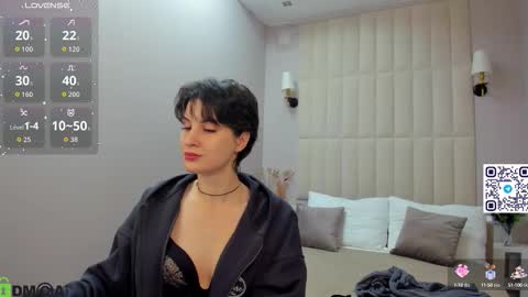 Adeline Perle online show from September 29, 2025, 12:27 am