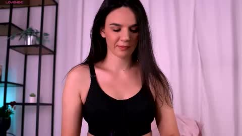 Adelle online show from December 19, 2025, 7:04 am