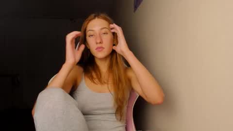 Snapshot of adellqueen chatting on December 18, 2025, 10:38 pm Adell online show from December 18, 2025, 10:38 pm