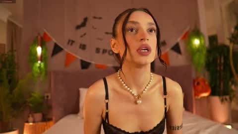 adoracortes online show from October 28, 2025, 5:11 am