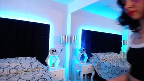 A K A N E  U W U online show from December 15, 2024, 1:13 am