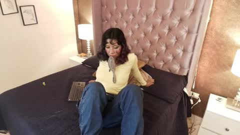 A K A N E  U W U online show from February 25, 2025, 7:47 pm