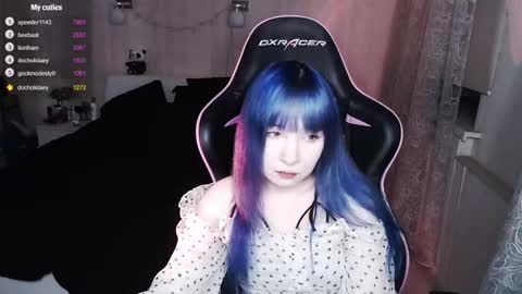 akirahartyx online show from November 17, 2025, 4:13 pm