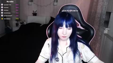 akirahartyx online show from November 27, 2025, 4:42 pm