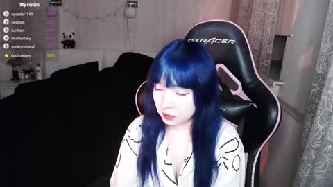 akirahartyx online show from December 2, 2025, 3:29 pm