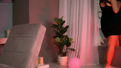 AlanaReign online show from June 19, 2026, 9:35 am