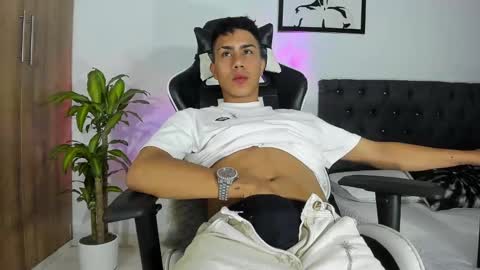 alannaughty_ online show from November 19, 2025, 2:00 am