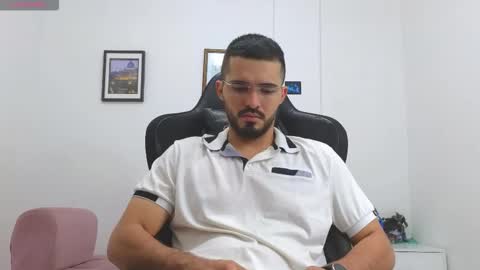 alejandroo_7 online show from December 13, 2025, 9:09 pm