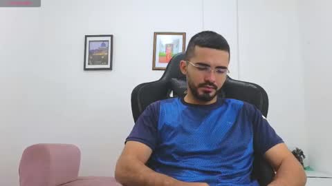 alejandroo_7 online show from December 15, 2025, 4:55 pm