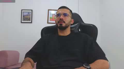 alejandroo_7 online show from December 16, 2025, 4:34 pm