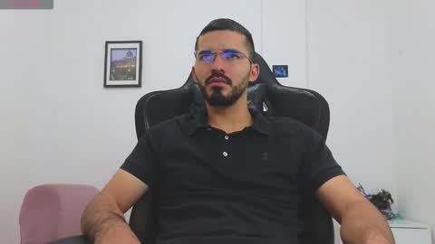 alejandroo_7 online show from December 18, 2025, 4:35 pm