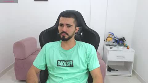 alejandroo_7 online show from February 5, 2026, 5:28 pm