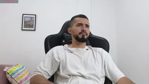 alejandroo_7 online show from February 13, 2026, 4:03 pm