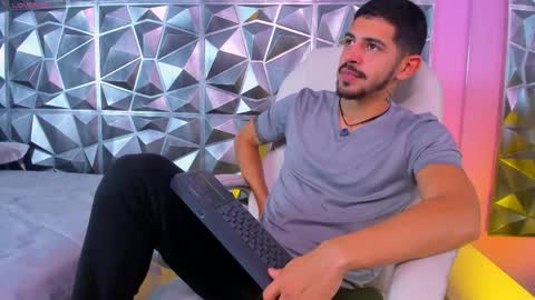 Snapshot of alejandrostorm chatting on January 7, 2026, 8:33 pm Alejo online show from January 7, 2026, 8:33 pm