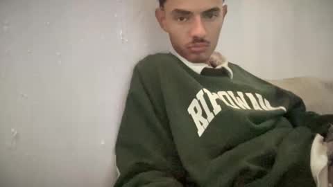 alejoochoa2222 online show from November 25, 2025, 1:27 am