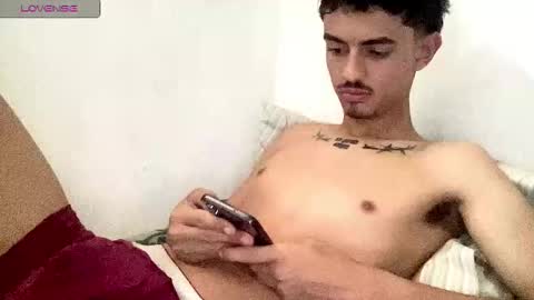 alejoochoa2222 online show from November 27, 2025, 1:51 am