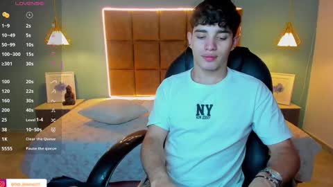 Snapshot of alejootwink chatting on September 19, 2025, 8:20 pm ALejoo Saenz online show from September 19, 2025, 8:20 pm