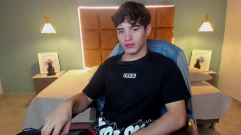 Snapshot of alejootwink chatting on October 7, 2025, 5:32 pm ALejoo Saenz online show from October 7, 2025, 5:32 pm