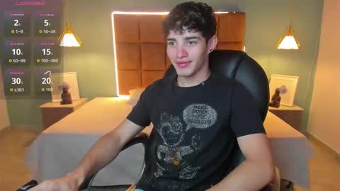 Snapshot of alejootwink chatting on November 3, 2025, 12:46 am ALejoo Saenz online show from November 3, 2025, 12:46 am