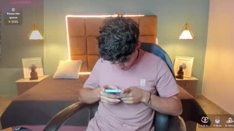 Snapshot of alejootwink chatting on November 5, 2025, 4:01 am ALejoo Saenz online show from November 5, 2025, 4:01 am