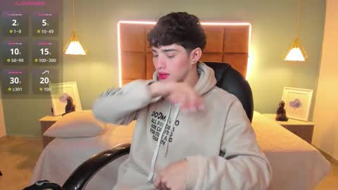 Snapshot of alejootwink chatting on December 2, 2025, 12:16 am ALejoo Saenz online show from December 2, 2025, 12:16 am