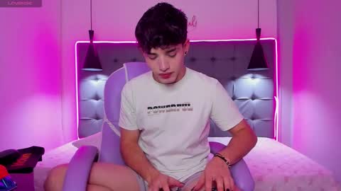 Snapshot of alejootwink chatting on December 15, 2025, 10:03 pm ALejoo Saenz online show from December 15, 2025, 10:03 pm