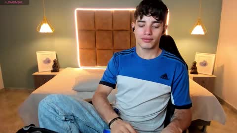 Snapshot of alejootwink chatting on February 27, 2026, 5:29 am ALejoo Saenz online show from February 27, 2026, 5:29 am