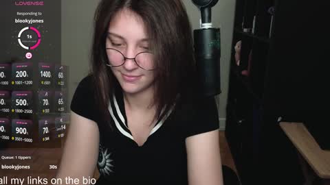 Snapshot of alexa_dream chatting on December 11, 2024, 11:10 pm dont be afraid to click social media link its working just click on that online show from December 11, 2024, 11:10 pm