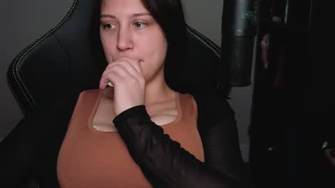 Snapshot of alexa_dream chatting on December 12, 2024, 9:04 pm dont be afraid to click social media link its working just click on that online show from December 12, 2024, 9:04 pm