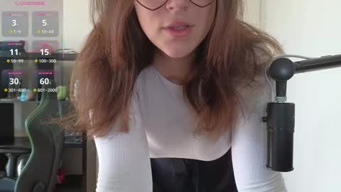 Snapshot of alexa_dream chatting on October 8, 2025, 5:32 pm dont be afraid to click social media link its working just click on that online show from October 8, 2025, 5:32 pm