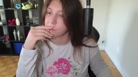 Snapshot of alexa_dream chatting on October 15, 2025, 9:48 pm dont be afraid to click social media link its working just click on that online show from October 15, 2025, 9:48 pm