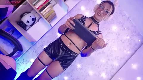 alexaavandercloude online show from May 5, 2026, 9:12 pm
