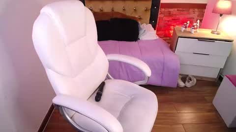 Snapshot of alexamoon__ chatting on February 15, 2025, 4:12 pm Alexa Moon online show from February 15, 2025, 4:12 pm