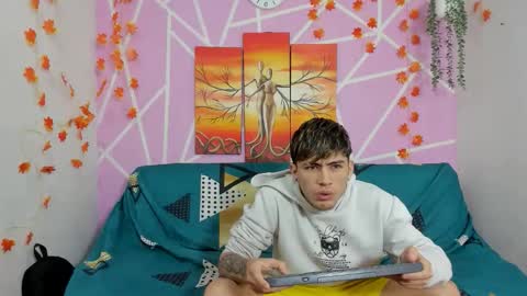 chicos hot online show from October 13, 2025, 1:44 pm