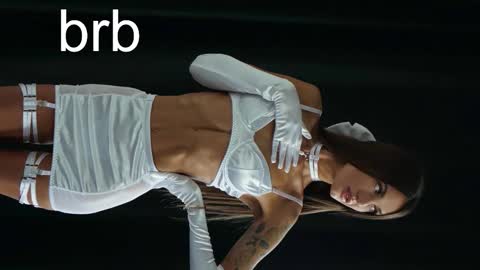 Snapshot of alexisl0ve chatting on October 21, 2025, 8:20 pm Alexis Mon Tue Wed Thu Fri 7 GMT 0100am-0700am online show from October 21, 2025, 8:20 pm