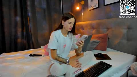 Snapshot of alexisl0ve chatting on December 4, 2025, 12:09 am Alexis Mon Tue Wed Thu Fri 7 GMT 0100am-0700am online show from December 4, 2025, 12:09 am