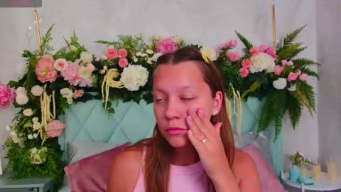 Snapshot of alice_charmy chatting on September 15, 2025, 6:24 am Alice in Wonderland online show from September 15, 2025, 6:24 am